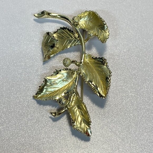 Vintage 1940's Coro Gold Plated Five Leaves Berry Brooch Pin - Picture 4 of 9